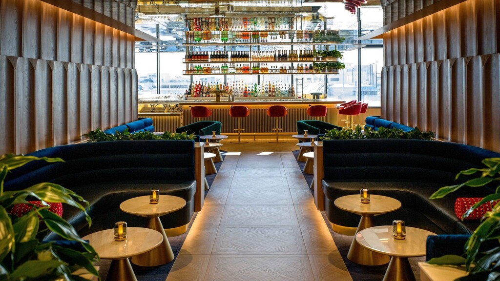 Striking full-service bar in Miami lounge